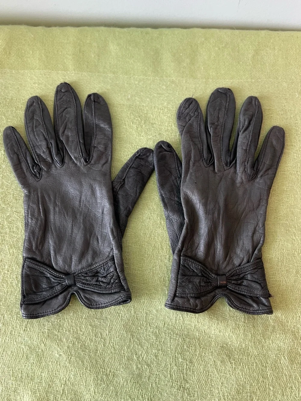 Vintage Italian gray Leather Bow-Accent Gloves. Size 6.5